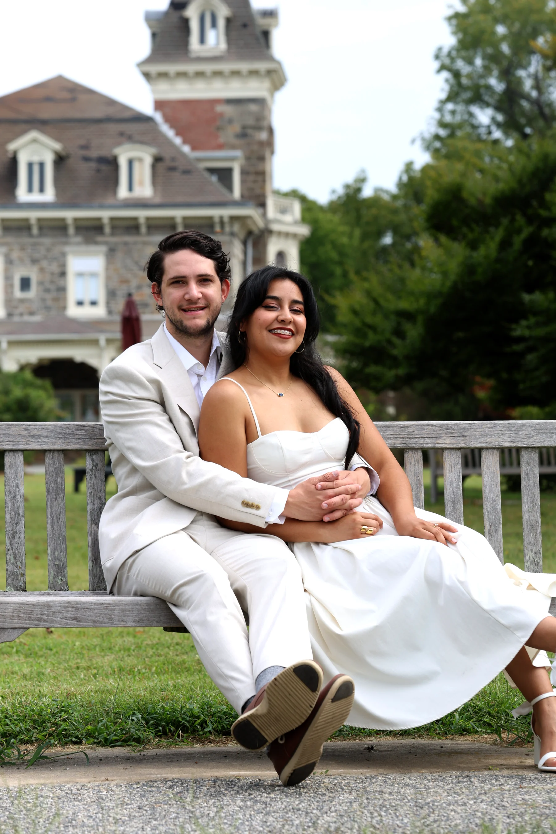 Matthew y Dalia juntos en una banca del jardín